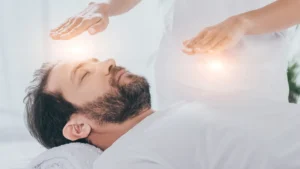 ¿Sufres de estrés, dolor o fatiga? Aprende a reconocer las 9 señales que indican que es el momento perfecto para recibir Reiki y restaurar tu equilibrio.