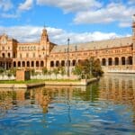 Grupo de turistas en Sevilla con guía local, explorando la Plaza de España y descubriendo los encantos de la ciudad con un tour organizado.