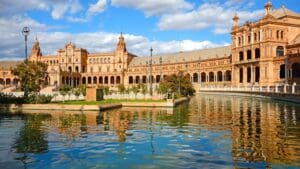 Grupo de turistas en Sevilla con guía local, explorando la Plaza de España y descubriendo los encantos de la ciudad con un tour organizado.