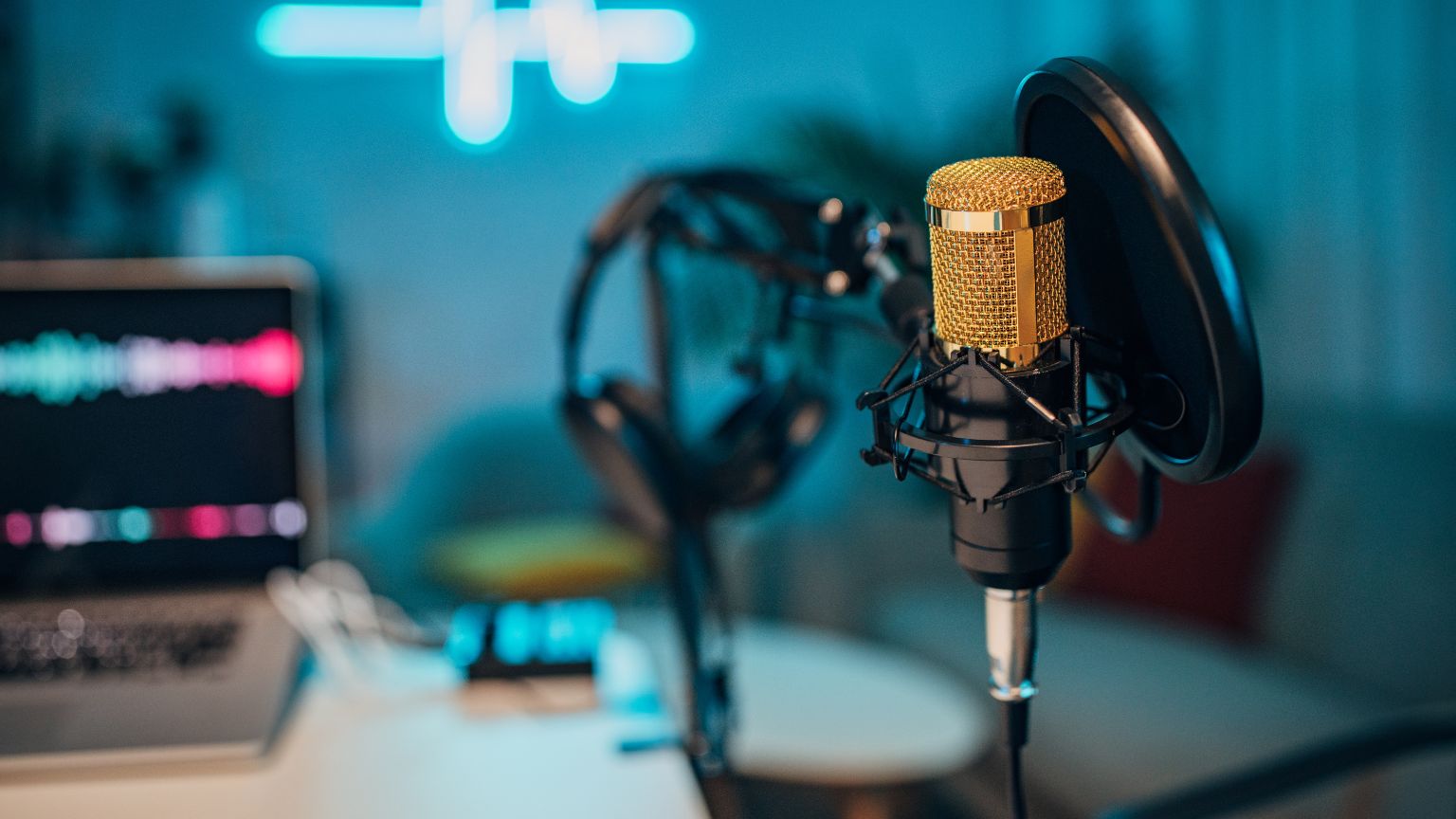 Persona grabando un podcast en un estudio profesional con micrófono y auriculares, representando la producción de contenido de alta calidad.