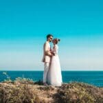 Boda temática en Ibiza con decoración boho-chic, luces cálidas y vistas al mar.