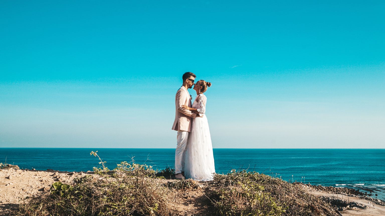 Boda temática en Ibiza con decoración boho-chic, luces cálidas y vistas al mar.