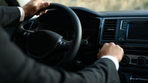 Turistas disfrutando de un traslado privado en coche de lujo con conductor en Málaga, evitando el estrés del tráfico y el estacionamiento