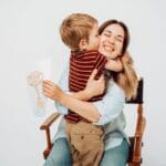 Madre e hijo compartiendo un momento de conexión y afecto, reflejando la importancia de la crianza respetuosa y la educación emocional en el desarrollo infantil.