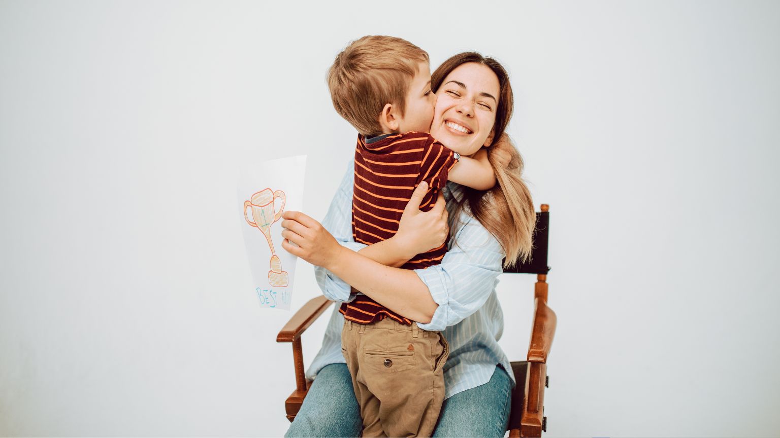 Madre e hijo compartiendo un momento de conexión y afecto, reflejando la importancia de la crianza respetuosa y la educación emocional en el desarrollo infantil.