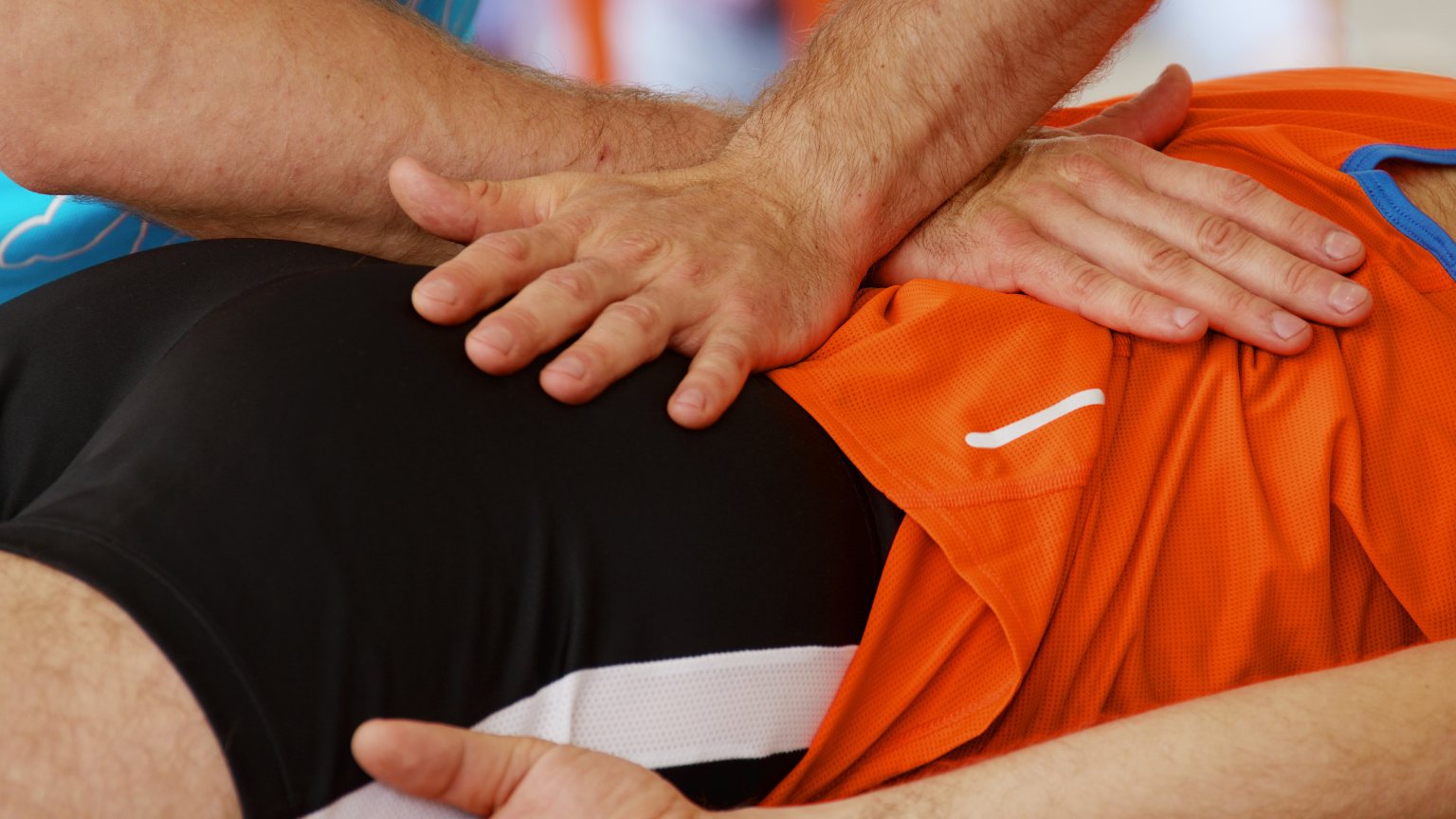 Persona deportista recibiendo un masaje en la espalda para aliviar tensión muscular y mejorar su recuperación física.