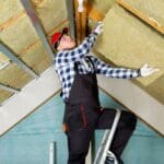 Vivienda moderna con aislamiento térmico eficiente para ahorro de energía y confort sostenible.