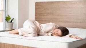 Persona descansando plácidamente sobre colchón viscoelástico en un dormitorio moderno y relajante con luz natural