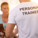 Entrenador personal guiando a un cliente durante una sesión de entrenamiento funcional en Gelves"