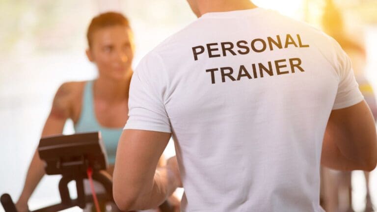 Entrenador personal guiando a un cliente durante una sesión de entrenamiento funcional en Gelves"