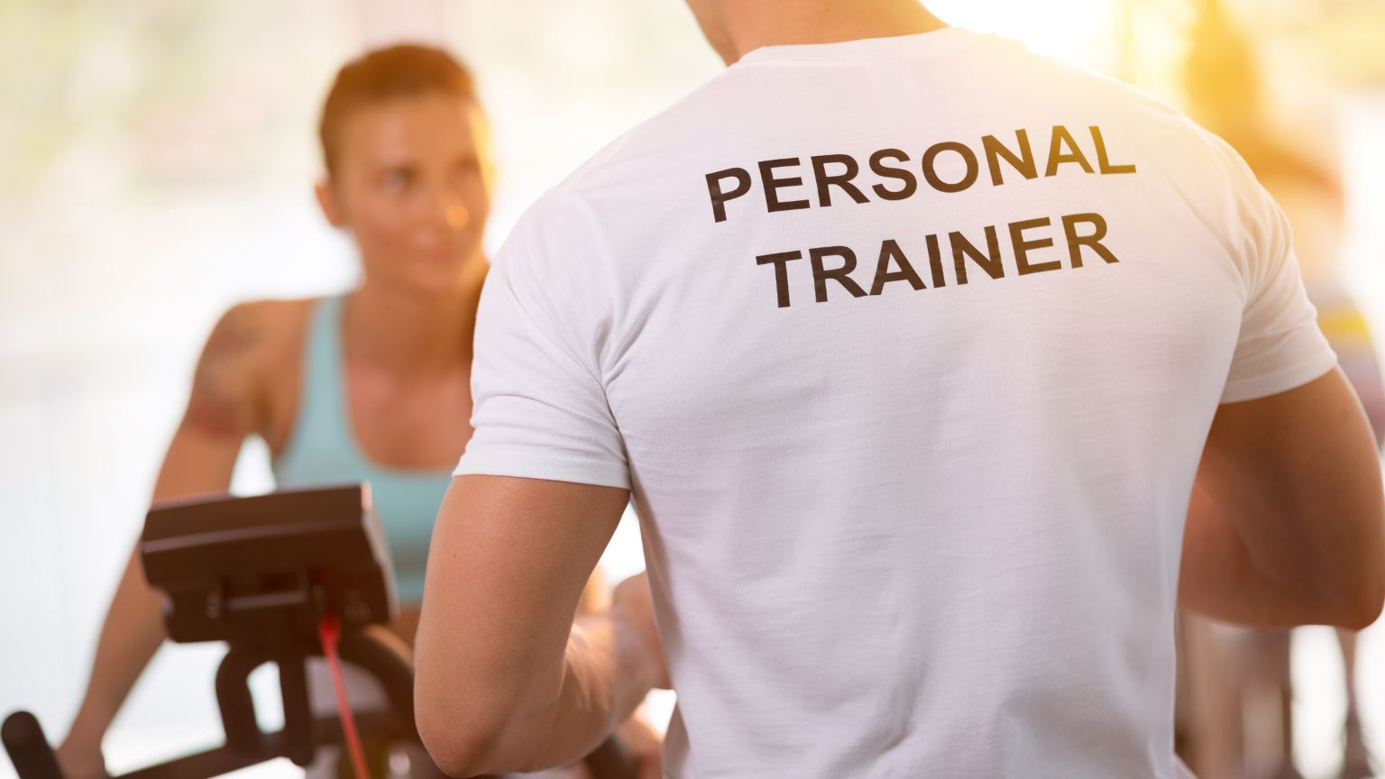 Entrenador personal guiando a un cliente durante una sesión de entrenamiento funcional en Gelves"