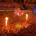 Jugadores disputando los playoffs NBA 2025 en un ambiente de alta intensidad y emoción.