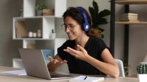 Persona teletrabajando desde una casa rural rodeada de naturaleza, con portátil y conexión a internet en un entorno tranquilo