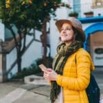 Turistas explorando rincones escondidos y vistas panorámicas de Barcelona durante una visita turística alternativa