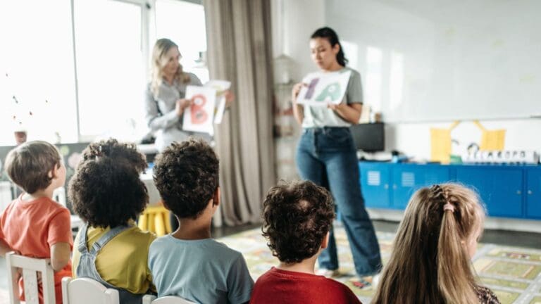 ¿Cómo influye el entorno emocional del educador en el aprendizaje infantil?