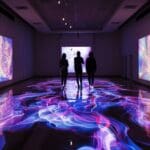 Proyección de video mapping y holograma en evento de lanzamiento de marca con tecnología inmersiva.