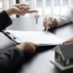 Inversor analizando oportunidades de compra y traspaso de locales en zonas comerciales de Ibiza en 2025
