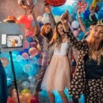 Plataforma de videomatón 360 en un evento elegante con invitados posando mientras una cámara los graba en movimiento circular