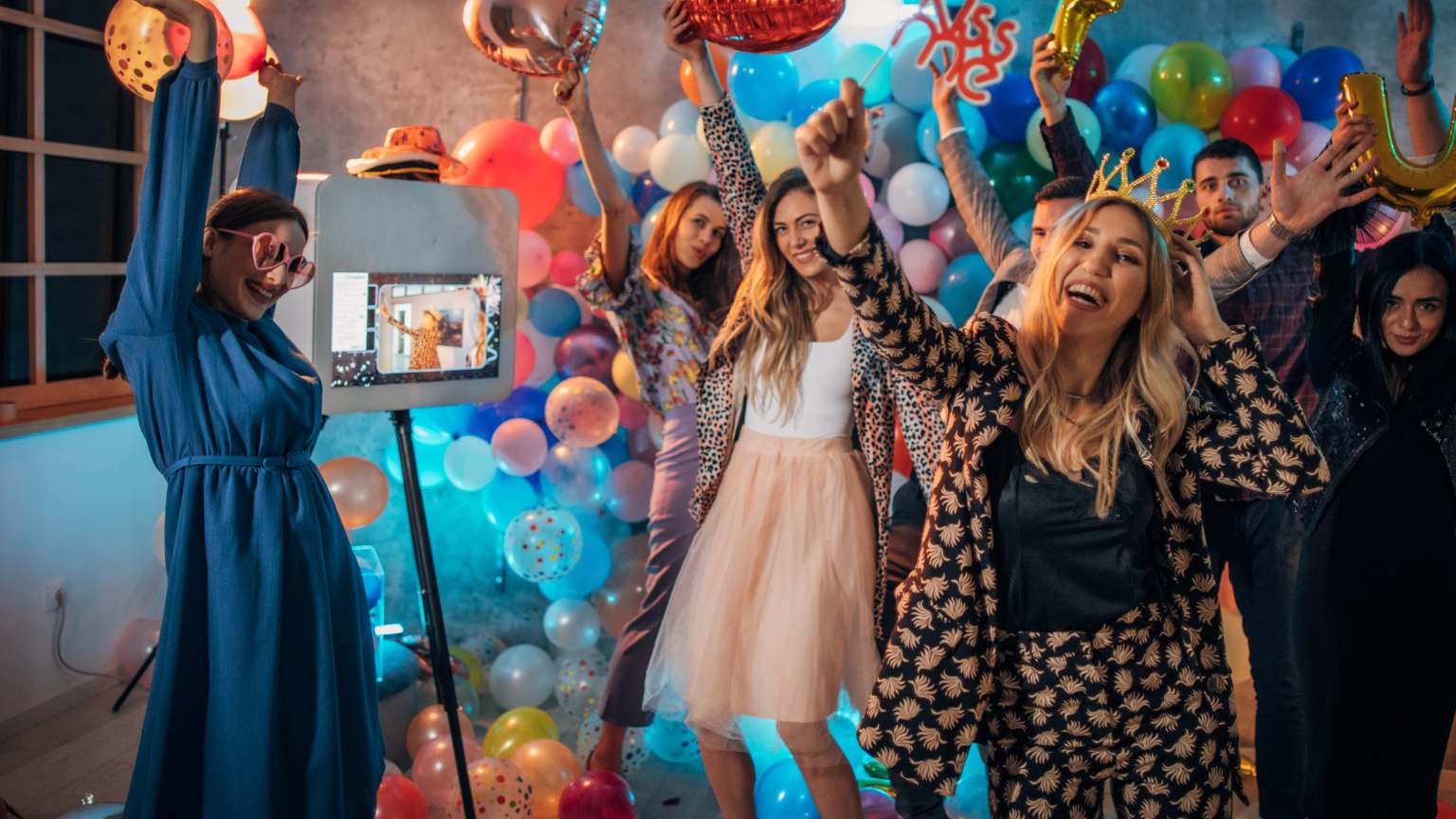 Plataforma de videomatón 360 en un evento elegante con invitados posando mientras una cámara los graba en movimiento circular