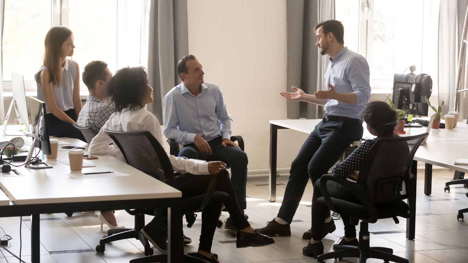 Líder transformacional guiando a su equipo a través de estrategias de coaching ejecutivo, potenciando el desarrollo y el empoderamiento profesional.