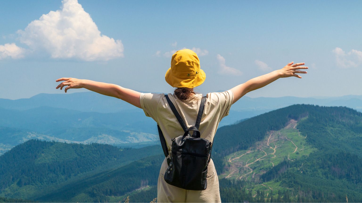 Mujer viajando sola por un paisaje natural, disfrutando de su libertad y conexión interior en una escapada inolvidable