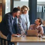 Equipo creativo desarrollando estrategias de marketing digital para pequeñas empresas en Galicia