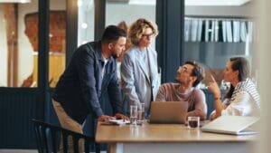 Equipo creativo desarrollando estrategias de marketing digital para pequeñas empresas en Galicia