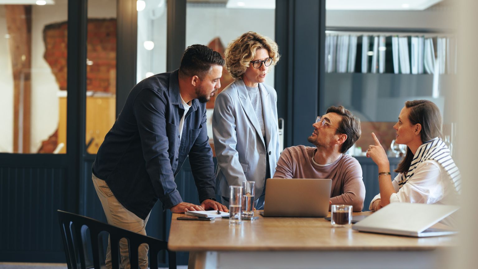 Equipo creativo desarrollando estrategias de marketing digital para pequeñas empresas en Galicia