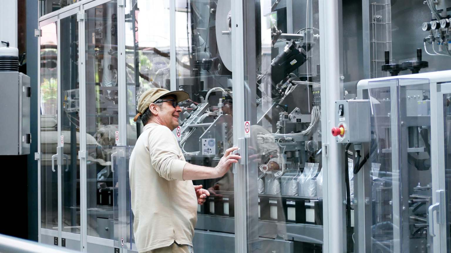 Maquinaria automatizada en una fábrica de vidrio industrial en pleno proceso de producción