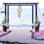 Ceremonia de boda al aire libre frente al mar en Alicante con decoración elegante y ambiente mediterráneo