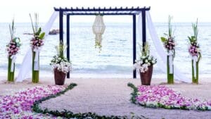 Ceremonia de boda al aire libre frente al mar en Alicante con decoración elegante y ambiente mediterráneo