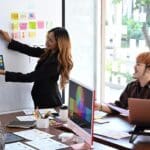 Equipo de diseño trabajando en la estructura de un sitio web responsive y minimalista, siguiendo tendencias UX de 2025.