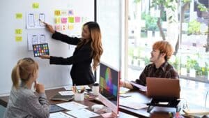 Equipo de diseño trabajando en la estructura de un sitio web responsive y minimalista, siguiendo tendencias UX de 2025.