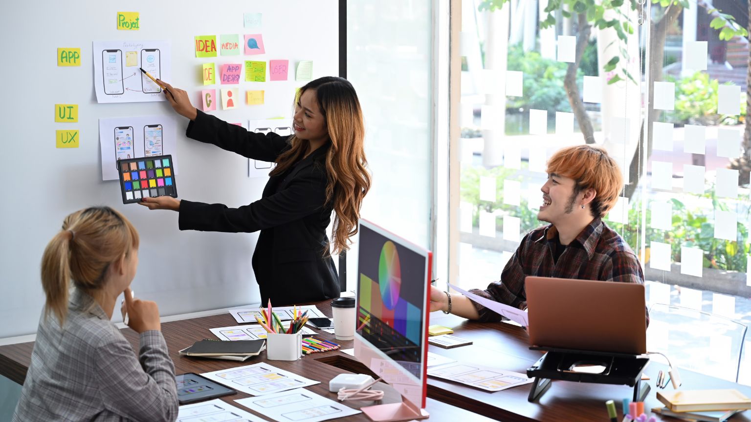 Equipo de diseño trabajando en la estructura de un sitio web responsive y minimalista, siguiendo tendencias UX de 2025.