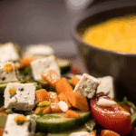 Plato de comida vegana casera con ingredientes vegetales variados y presentación artesanal