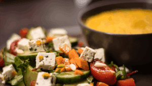 Plato de comida vegana casera con ingredientes vegetales variados y presentación artesanal
