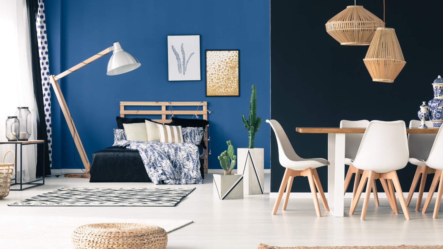 Espacio multifuncional en el hogar con diseño inteligente, mobiliario modular y decoración moderna para optimizar cada rincón.