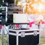 Montaje de equipo de sonido profesional con altavoces en evento al aire libre