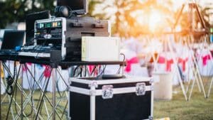 Montaje de equipo de sonido profesional con altavoces en evento al aire libre