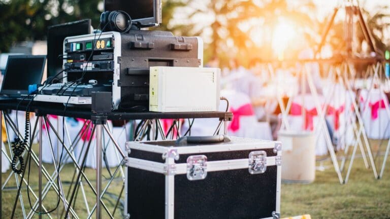 Montaje de equipo de sonido profesional con altavoces en evento al aire libre