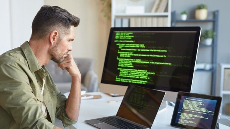 Técnico informático realizando tareas de mantenimiento en una empresa con equipos conectados y soporte remoto activo.