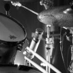 Baterista eligiendo set de platillos musicales hechos a mano según su estilo de música