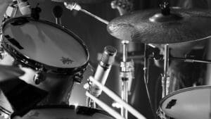 Baterista eligiendo set de platillos musicales hechos a mano según su estilo de música