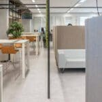Oficina moderna equipada con muebles de oficina funcionales y reutilizados, que combinan diseño, ergonomía y sostenibilidad en un entorno profesional.