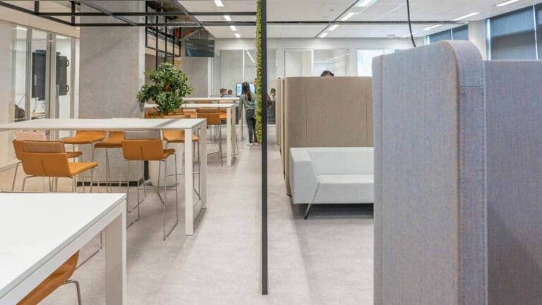 Oficina moderna equipada con muebles de oficina funcionales y reutilizados, que combinan diseño, ergonomía y sostenibilidad en un entorno profesional.