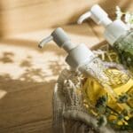 Champú sólido sin sulfatos sobre superficie de baño natural, ideal para cuidado capilar ecológico.