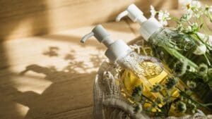 Champú sólido sin sulfatos sobre superficie de baño natural, ideal para cuidado capilar ecológico.