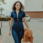 Mujer caminando por la ciudad con ropa original y estilosa que refleja su personalidad auténtica
