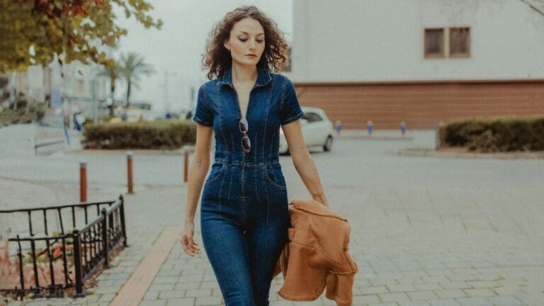 Mujer caminando por la ciudad con ropa original y estilosa que refleja su personalidad auténtica
