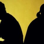 Persona reflexionando sobre una relación tóxica, simbolizando la liberación emocional y el camino hacia el bienestar personal.